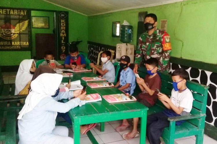 Sejumlah siswa sedang belajar daring dengan memanfaatkan fasilitas wifi gratis yang disediakan koramil-koramil di wilayah teritorial Kodim 0608/Cianjur