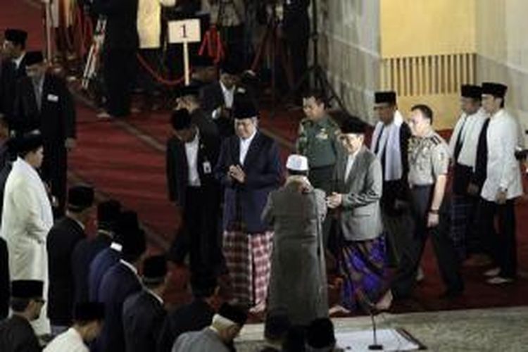 Presiden Susilo Bambang Yudhoyono dan Wakil Presiden Boediono ketika akan melakukan Sholat Idul Fitri 1434 Hijriah di Masjid Istiqlal, Jakarta Pusat, Kamis (8/8/2013). Umat Islam merayakan Hari Raya Idul Fitri setelah sebulan menjalankan ibadah puasa.