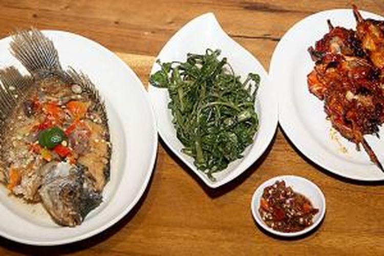 Hidangan spesial, seperti (kiri ke kanan) gurame bumbu cobek, tumis kangkung, udang bakar madu, serta sambal terasi dadak, di Gubug Makan Mang Engking, The Breeze BSD City, Tangerang Selatan, Banten, Rabu (20/8/2014).