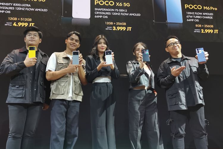 Product PR Manager Poco Indonesja Abee Hakiim (paling kanan) dan Product Marketing Manager Poco Indonesia Jeksen dalam acara pelucurkan tiga ponsel baru Poco di Jakarta, Kamis (1/2/2024)