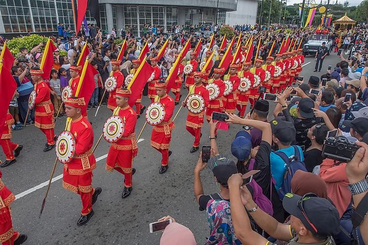 Suasana perayaan peringatan 50 tahun pemerintahan Sultan Brunei.