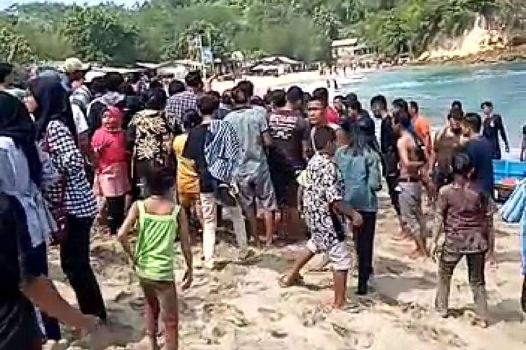 Pengunjung Pantai Tambakrejo mengerumuni Abbas, warga Kabupaten Mojokerto, yang sempat terseret ombak laut namun berhasil diselamatkan nelayan setempat, Selasa (18/5/2021)
