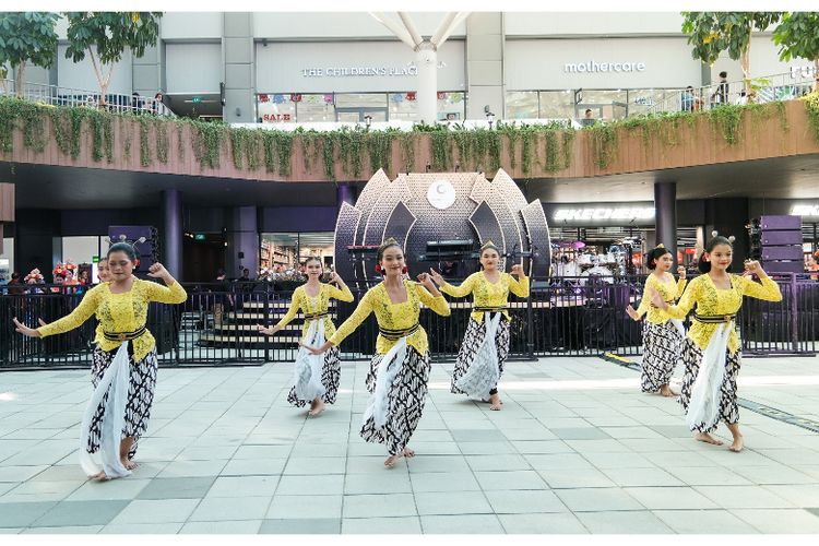 Penampilan tari tradisional di grand opening The Grand Outlet ? East Jakarta, Karawang 