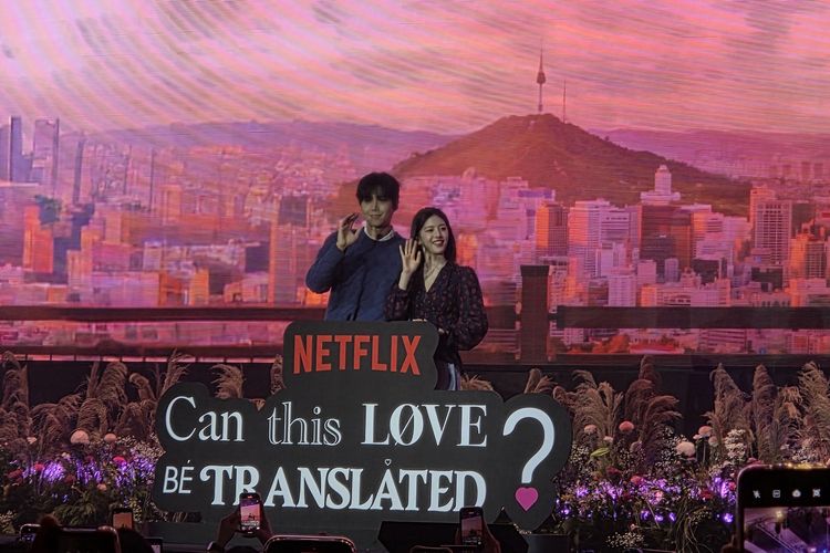 Aktor Kim Seon-ho dan Go Youn-jung dalam acara fan meeting untuk drama terbaru mereka, Can This Love be Translated? di Jakarta, Jumat (16/1/2025)
