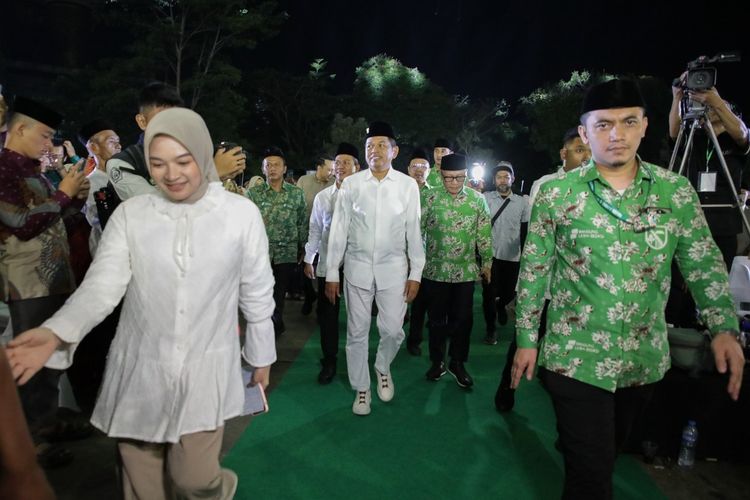 Gubernur Jawa Barat Dedi Mulyadi dan Bupati Bandung Dadang Supriatna saat memberikan sambutan pembukakan lomba MTQH di Soreang, Kabupaten Bandung, Jawa Barat, Senin (16/6/2025)