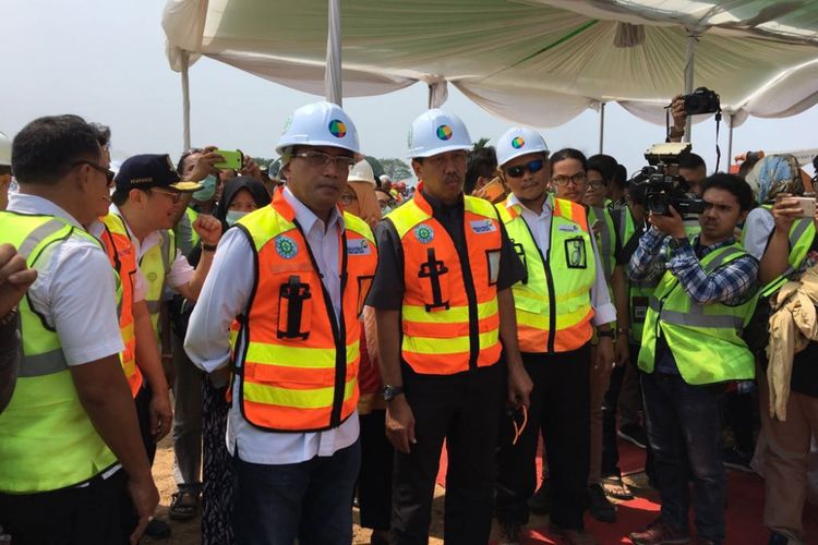 Menteri Perhubungan Budi Karya Sumadi saat meninjau proyek east cross taxiway di Bandara Soekarno-Hatta, Tangerang, Minggu (15/4/2018).