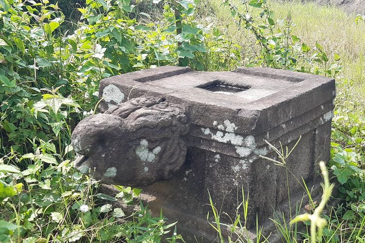 Sebuah batu yoni di lokasi pembangunan jalan tol Solo-Yogyakarta di Desa Keprabon, Kecamatan Polanharjo, Kabupaten Klaten, Jawa Tengah, Sabtu (5/3/2022).