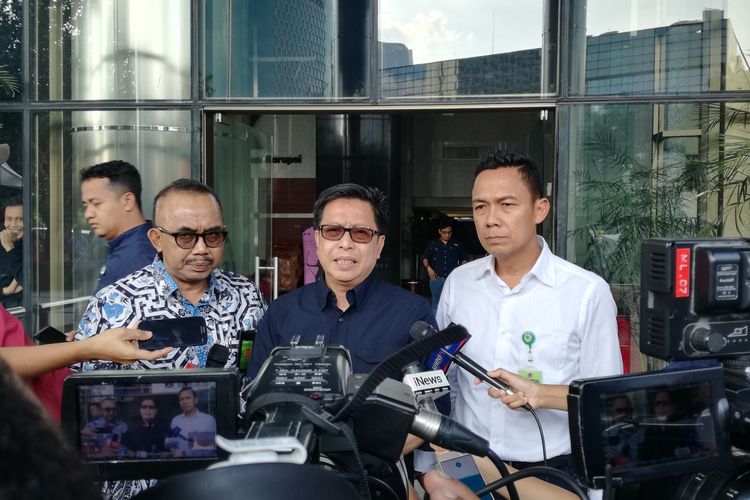 Direktur Jenderal Penegakan Hukum Lingkungan Hidup dan Kehutanan pada KLHK Rasio Ridho Sani (tengah)