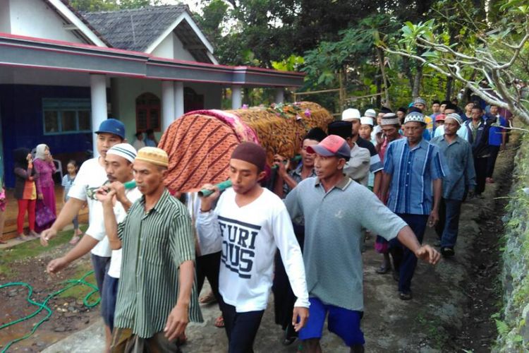 Jenazah Korban Kecelakaan Lalu Lintas di Gilimanuk, Bali, Akan dimakamkan di Tempat Pemakaman Umum di Desa Kemiri, Kecamatan Panti, Jember, Jawa Timur, Minggu (18/6/2017).