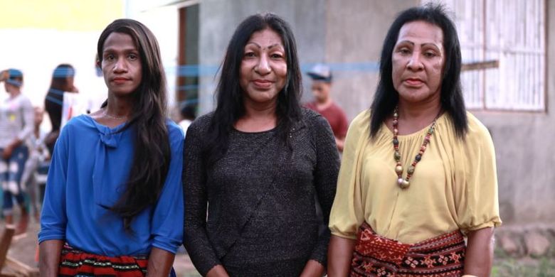 Chintya, Lola dan Linda, tiga transpuan dari satu keluarga besar di Maumere, NTT.