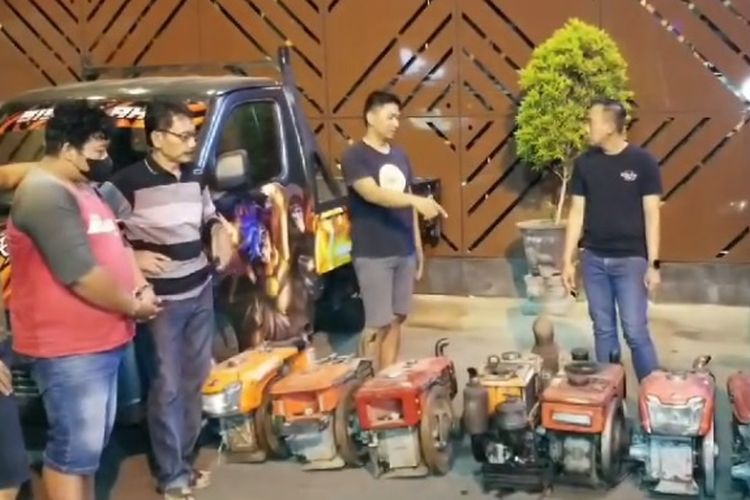 Slamet Siyanto mengenakan kaos berwarna merah. Dia adalah salah satu komplotan pencuri spesialis mesin bajak sawah yang beranggotakan tiga orang yang diamankan aparat Polres Ngawi. 