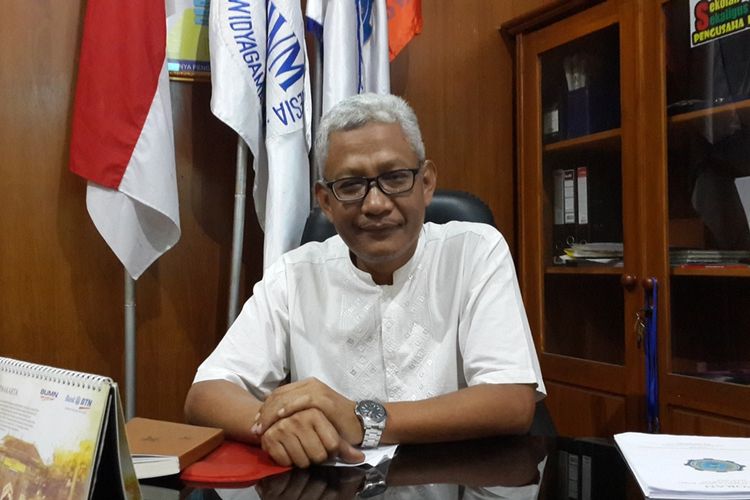 Kepala SMK Widyagama Kota Malang, Mawan Suliyadi saat ditemui di ruangannya, Jumat (6/9/2019)