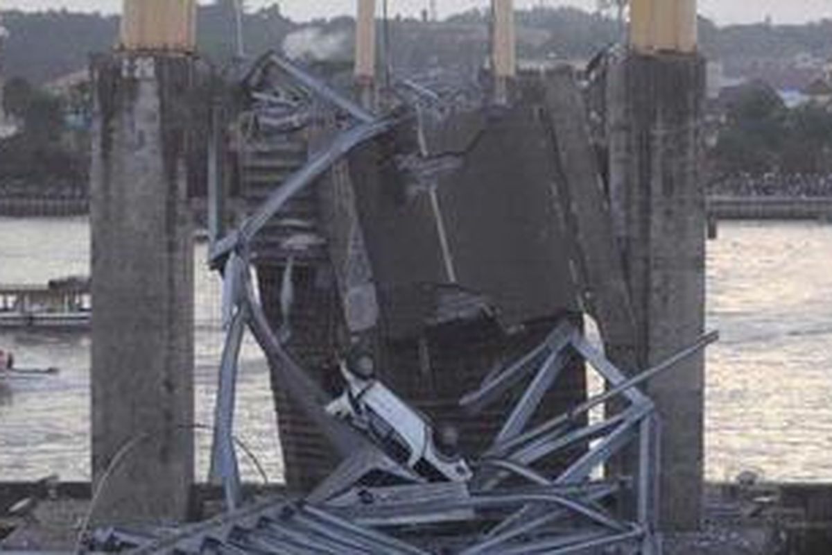 Jembatan Mahakam yang melintasi Sungai Mahakam dan membentang antara Kota Tenggarong dan Tenggarong Seberang, Kutai Kartanegara (Kukar), Kalimantan Timur, Sabtu (26/11/2011) sore runtuh. Jembatan yang dibangun tahun 1995 dengan panjang total 710 meter tersebut merupakan salah satu penghubung penting jalur lintas darat Tenggarong dengan Samarinda dan Balikpapan, Kalimantan Timur. 