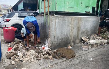 Salah satu pekerja tampak sibuk membongkar bagian bangunan ruko yang mencaplok fasilitas umum di RT 011/RW 03, Blok Z8 Selatan Nomor 27, Pluit, Penjaringan, Jakarta Utara. 