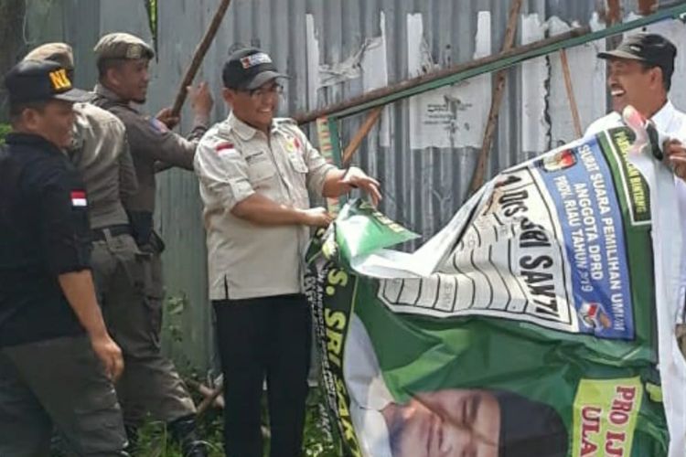 Badan pengawas pemilu (Bawaslu) Riau menertibkan alat peraga kampanye yang masih terpasang di Pekanbaru