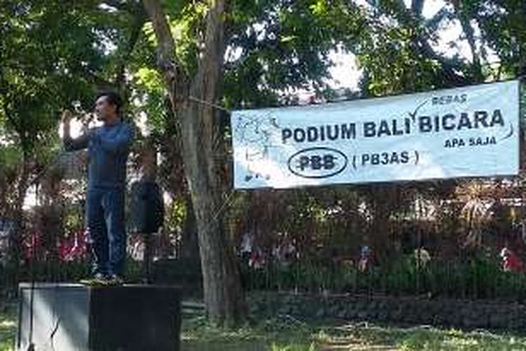 Agung Ariawan saat orasi di Podium Bali Bebas Berbicara Apa Saja (PB3AS)  di Lapangan Puputan Margarana Renon Denpasar, Minggu (10/4/2016)