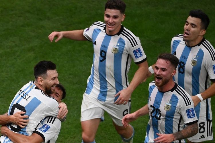 Lionel Messi melakukan selebrasi bersama rekan setimnya dalam laga perempat final Piala Dunia 2022 antara Belanda vs Argentina di Stadion Lusail, Doha, Qatar, 9 Desember 2022. Argentina melaju ke semifinal Piala Dunia 2022 setelah menang 4-3 via adu penalti. (Photo by FRANCK FIFE / AFP)