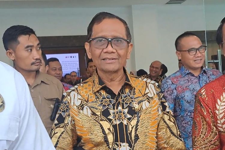 Menko Polhukam RI, Mahfud MD usai menghadiri Seminar Nasional ASEAN di Ballroom Unhas Hotel and Convention Makassar, Sulsel, Kamis (13/7/2023).