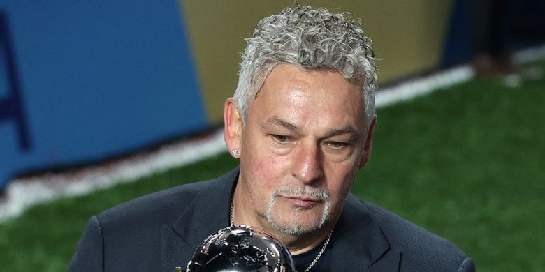 Legenda timnas Italia, Roberto Baggio, memegang trofi Piala Dunia U20 2023 usai laga final Piala Dunia U20 2023 antara Uruguay vs Italia di Estadio Unico Diego Armando Maradona, La Plata, Argentina, 11 Juni 2023. Terkini, Baggio diberitakan menjadi korban perampokan di rumahnya, saat tengah menyaksikan laga Euro 2024 antara Spanyol vs Italia, 21 Juni 2024. (Photo by Alejandro PAGNI / AFP)