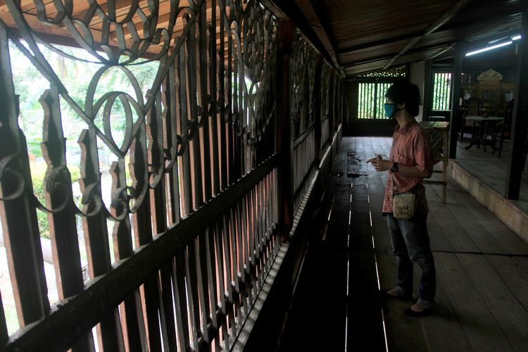 Pagar Tenggalangong, merupakan ruangan tempat bersantai yang ada di rumah Limas Palembang. Bilik dinding atau Lawang Kipas yang terbuat dari papan kayu tembesu mempunyai dua fungsi yakni sebagai plafon serta pembatas.