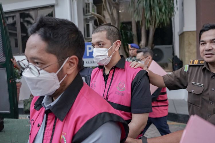 Salah satu tersangka kasus korupsi Pertamina, Muhammad Kerry Andrianto Riza saat dilimpahkan ke Kejaksaan Negeri Jakarta Pusat, Senin (23/6/2025). (Dok. Kejaksaan Agung)