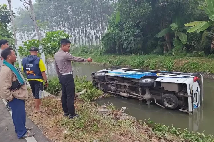 Kronologi Minibus Peziarah Jember Nyemplung ke Sungai Lumajang, Pintu Mobil Sempat Dirusak Warga