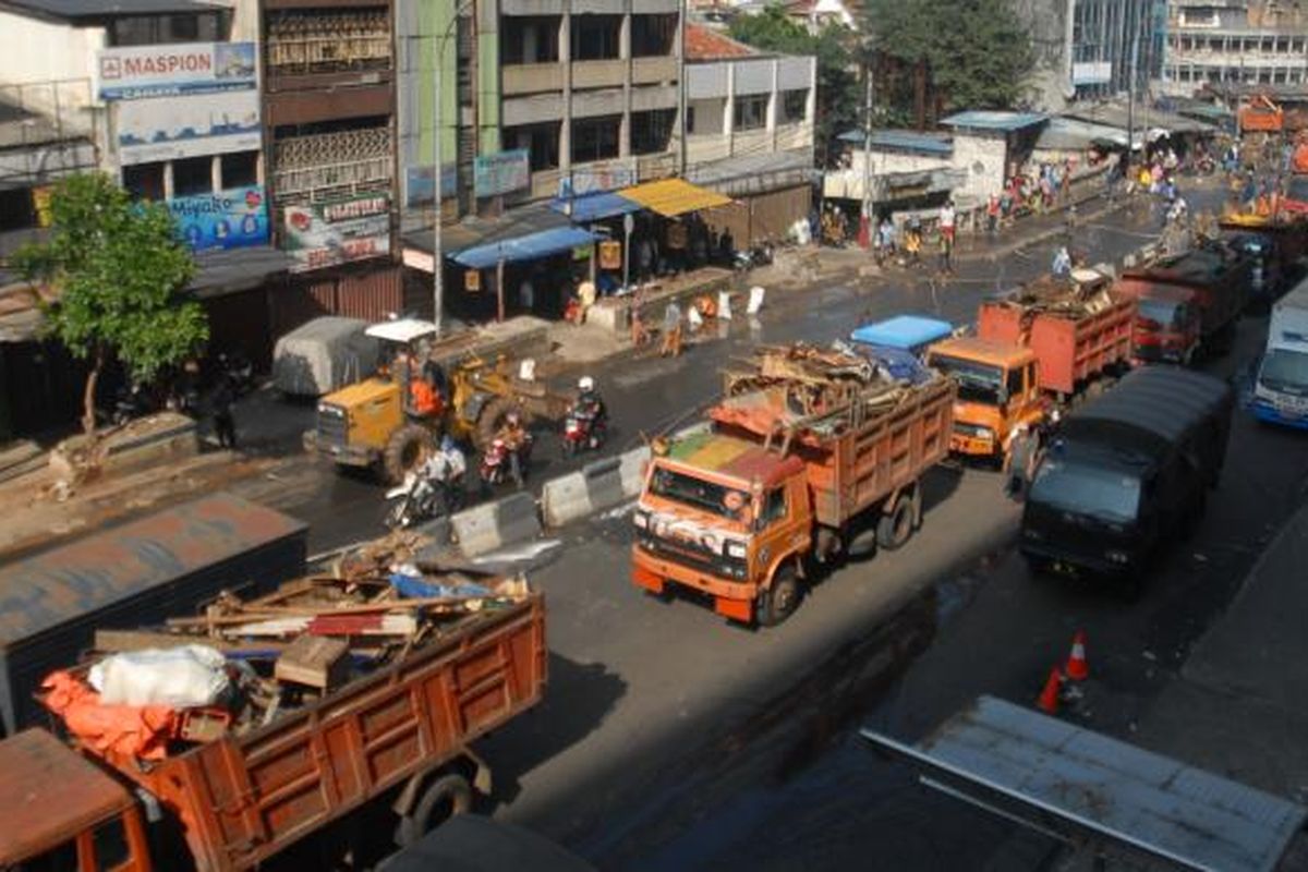 Belasan truk Dinas Pekerjaan Umum (DPU)DKI bermuatan puing-puing lapak pedagang kaki lima (PKL), Jakarta, Minggu (11/8/2013).