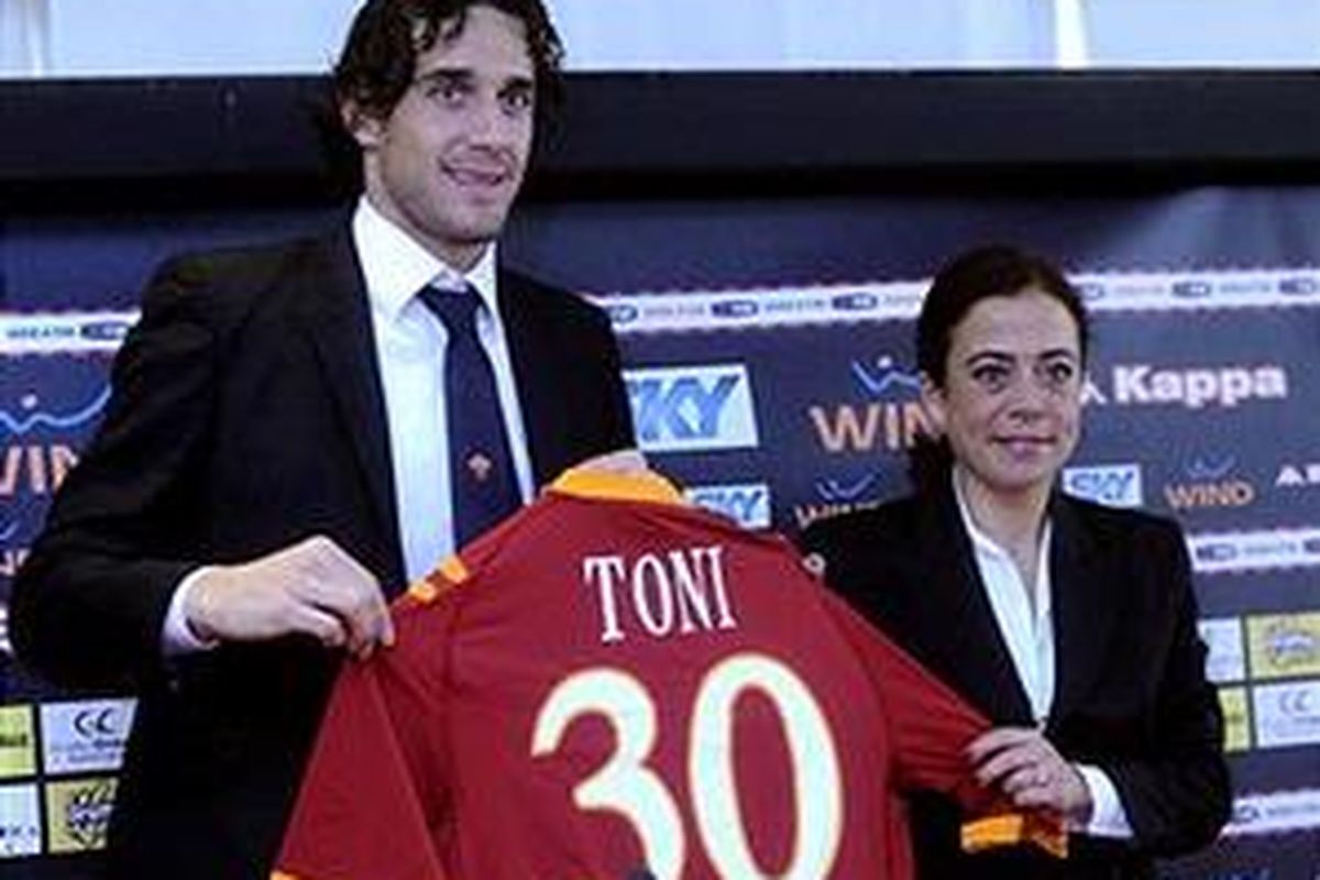 Luca Toni bangga dengan seragam baru AS Roma bernomor 30.