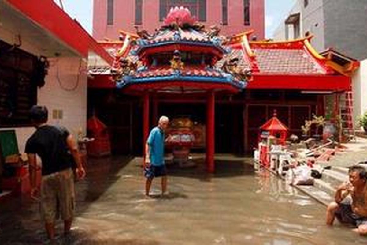 Kondisi berantakan terlihat di dalam Wihara Toasebio, Jalan Kemenangan, Petak Sembilan, Jakarta Barat, Rabu (23/1/2013). Banjir yang melanda Glodok dan sekitarnya berimbas terendamnya Wihara yang ada di Petak Sembilan. Aktivitas berdoa pun terpaksa dihentikan menunggu banjir surut.  