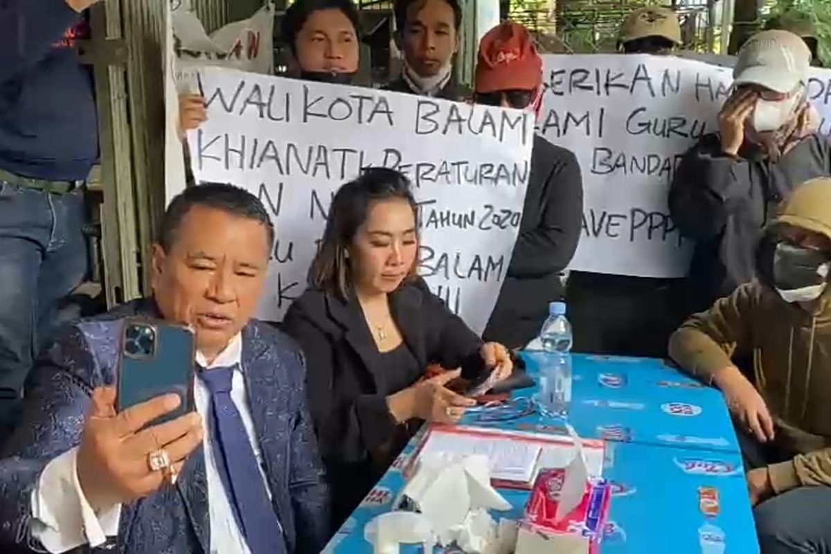 Belasan guru yang datang ke Kopi Johny Hotman Paris 911, Senin (26/9/2022). Para guru P3K ini mengadu karena gajinya belum dibayarkan sejak sembilan bulan lalu.