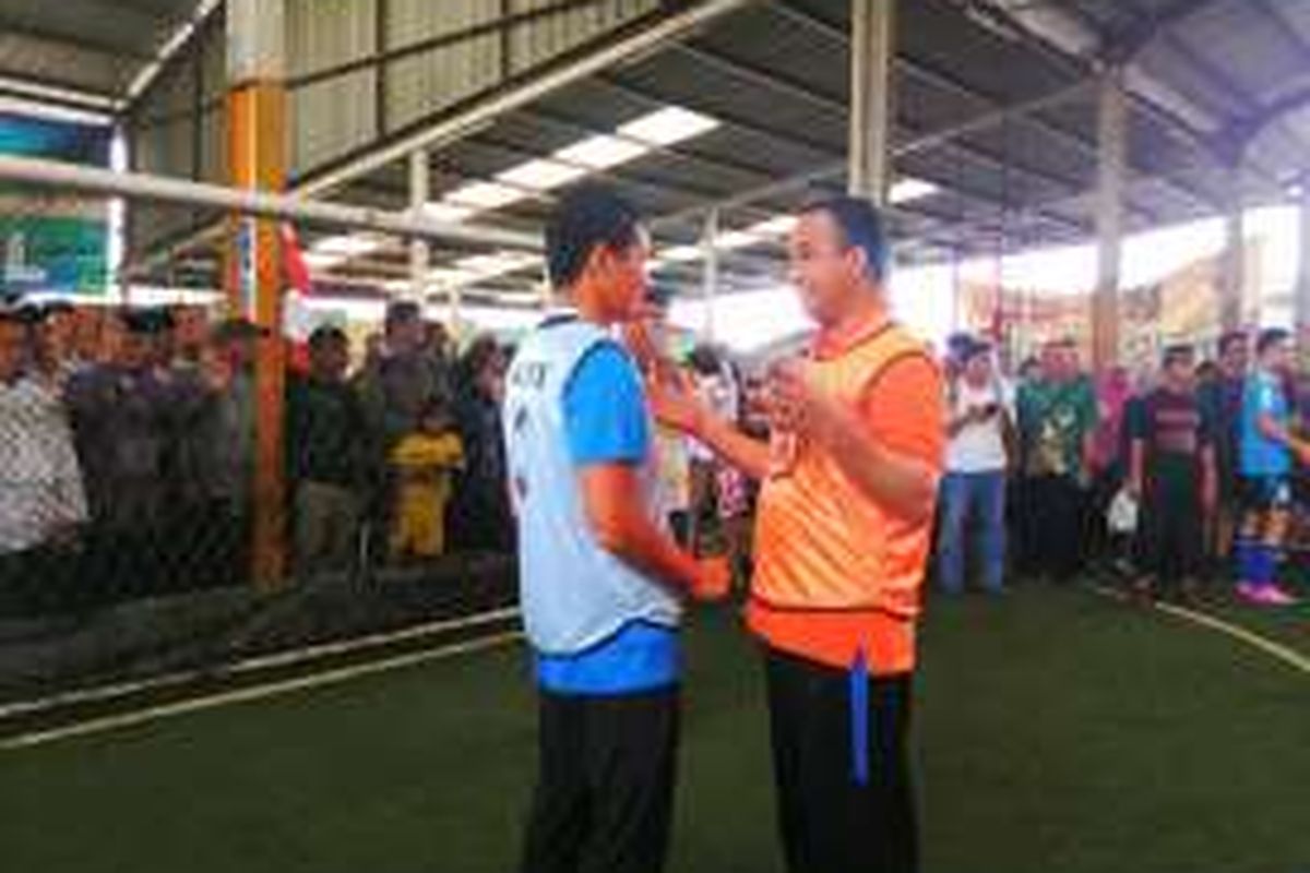 Pasangan calon gubernur dan calon wakil gubernur DKI Anies Baswedan dan Sandiaga Uno bermain futsal bersama di Lapangan Futsal di RT 07 RW 05 Jalan Penggilingan, Cakung, Jakarta Timur. Kamis (17/11/2016)