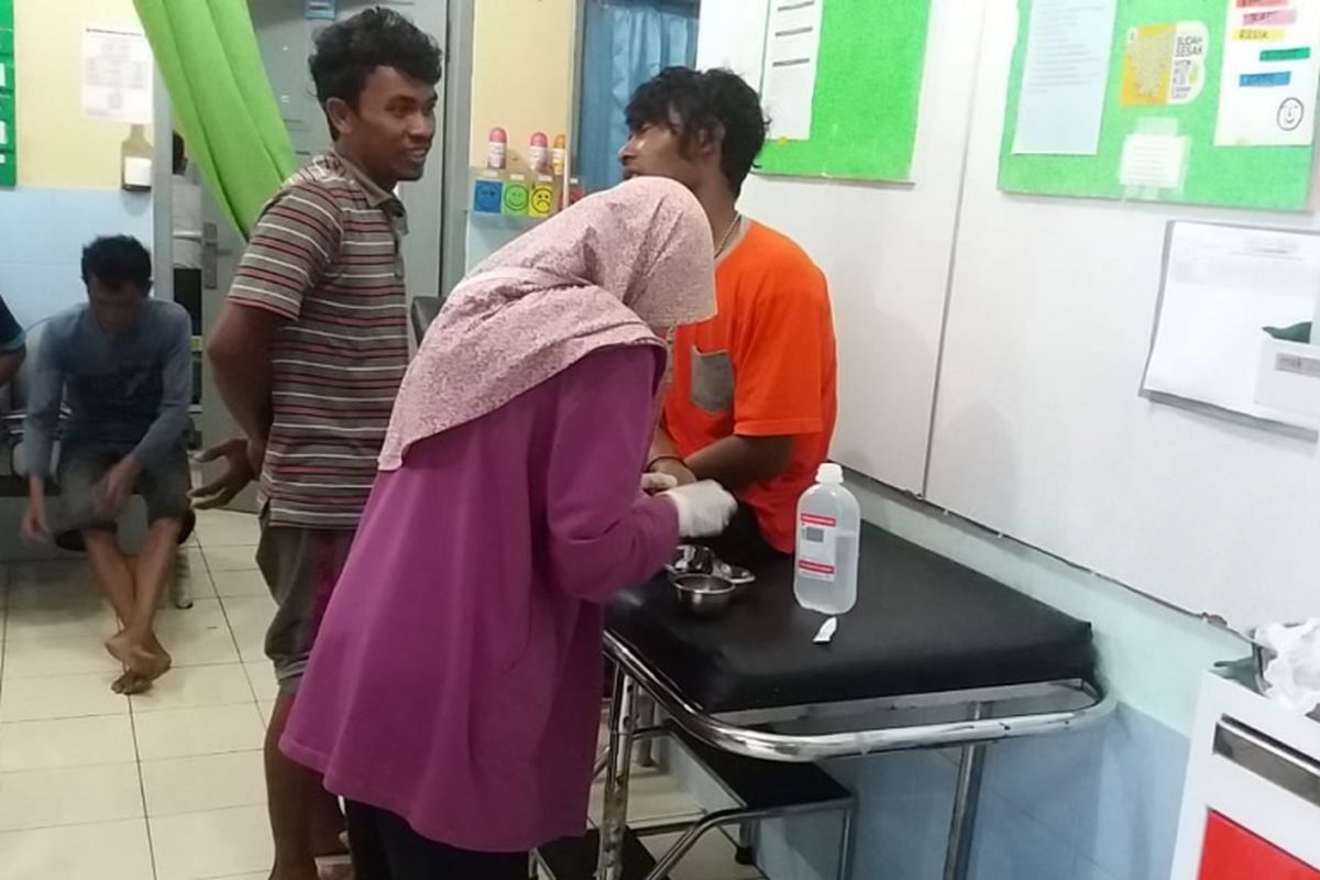 Salah seorang awak kapal menjalani perawatan setelah berhasil dievakuasi, Rabu (2/1/2019).