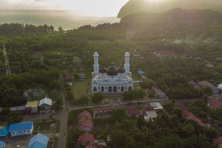 Ilustrasi Masjid Rahmatullah Lampuuk di Aceh.