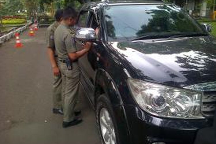 Petugas memeriksa tempat sampah mobil yang masuk ke Balaikota Bandung, Rabu (3/12/2014).