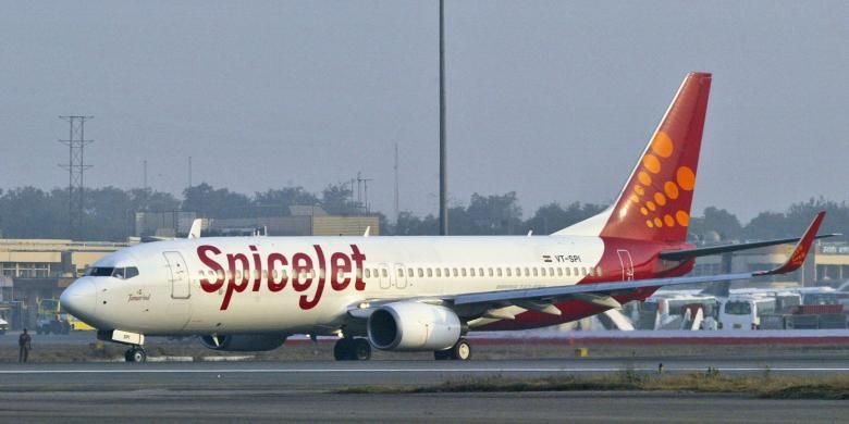 Sebuah pesawat milik maskapai penerbangan SpiceJet sedang bersiap di landas pacu bandara internasional New Delhi.