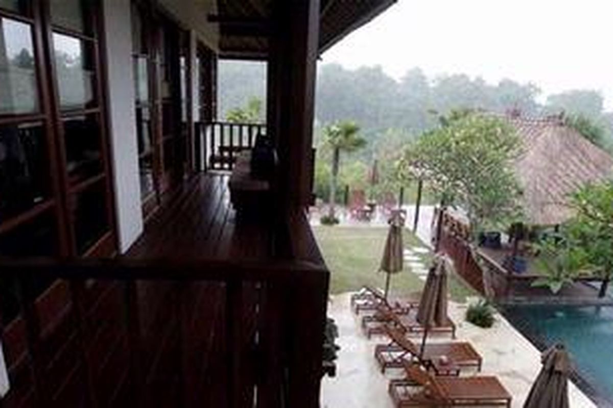 Arsitektur salah satu vila di Karma Jimbaran, Bali, Sabtu (22/1/2011). Resort yang memiliki 40 vila tersebut menawarkan konsep vila keluarga dengan berbagai fasilitas seperti spa, lounge, kids club, dan gymnasium. Masing-masing vila di resort ini dilengkapi dengan ruang keluarga, dapur, dan kolam renang. KOMPAS IMAGES/KRISTIANTO PURNOMO