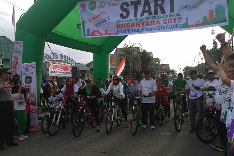 Para peserta melakukan start Gowes Pesona Nusantara (GPN) di Palopo, Sulawesi Selatan, Minggu (20/8/2017).