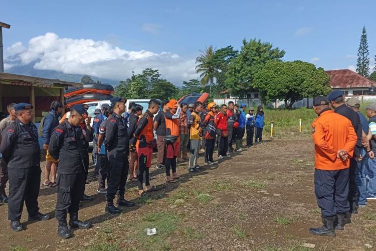 Sejumlah petugas gelar apel pasukan sebelum melakukan operasi pencarian seorang anak yang hilang terseret arus air selokan daerah Pasirwangi di Teras Cimanuk, Kabupaten Garut, Jawa Barat, Senin (15/4/2024). 