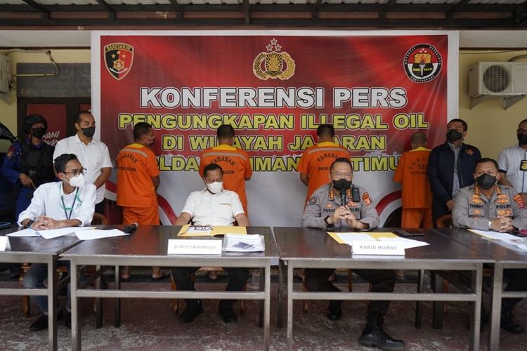 Kepolisian Negara Republik Indonesia (Polri) dan Tentara Nasional Indonesia (TNI) berhasil menangkap oknum yang menyalahgunakan solar bersubsidi di beberapa wilayah di Indonesia. 

