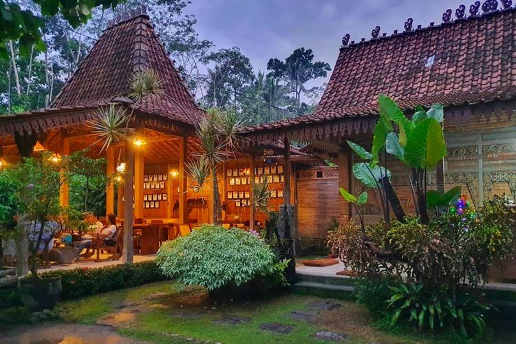 Bangunan joglo di The Omah Borobudur, salah satu hotel dekat Candi Borobudur, Magelang, Jawa Tengah