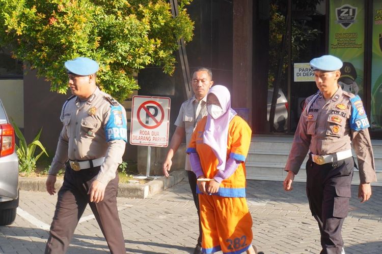 Pelaku penipuan modus perumahan di Sidoarjo, Jumat (2/8/2024).