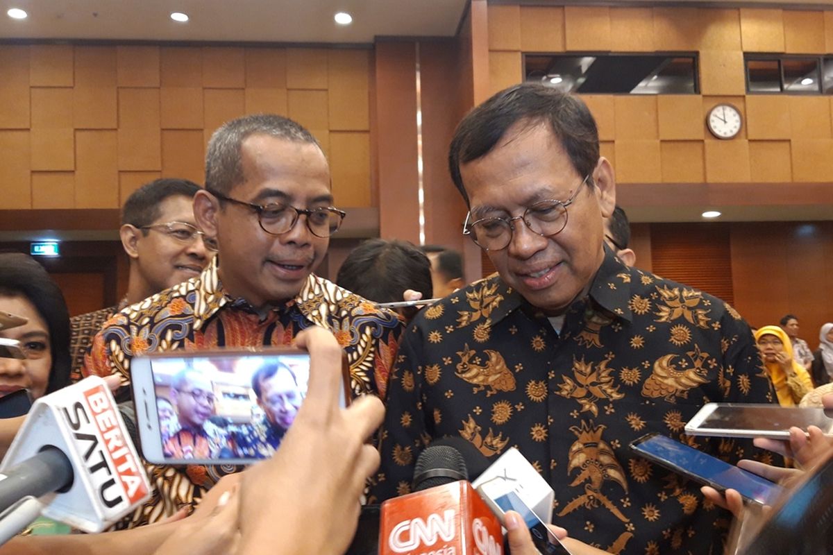 Direktur Jenderal (Dirjen) Pajak baru Suryo Utomo (kiri) dan eks Dirjen Pajak Robert Pakpahan di Jakarta, Jumat (1/11/2019).