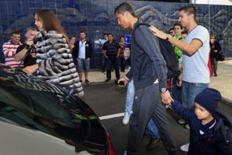 Cristiano Ronaldo bersama kekasihnya, Irina Shayk, dan anaknya, Cristiano Jr.