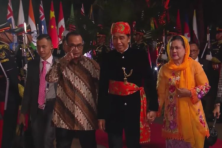  Presiden Joko Widodo dan Ibu Iriana Jokowi mengenakan pakaian adat Betawi saat menghadiri Gala Dinner Konferensi Tingkat Tinggi (KTT) ke-43 ASEAN di Hutan Kota Gelora Bung Karno, Jakarta, Rabu (6/9/2023).