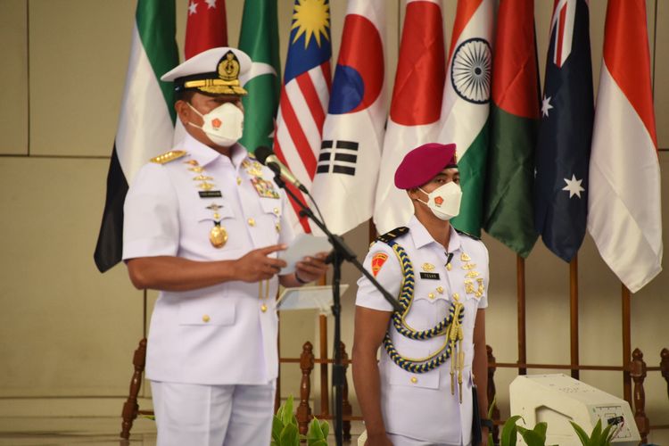 Kepala Staf Angkatan Laut (KSAL) Laksamana Yudo Margono memimpin upacara pembukaan pendidikan reguler Sekolah Staf dan Komando TNI Angkatan Laut (Seskoal) yang diikuti 182 perwira siswa di Markas Seskoal, Jakarta, Selasa (11/1/2022).