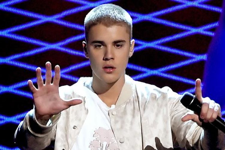 Penyanyi Kanada Justin Bieber tampil di panggung Billboard Music Awards 2016 yang digelar di T-Mobile Arena di Las Vegas, Nevada, Minggu (22/5/2016).