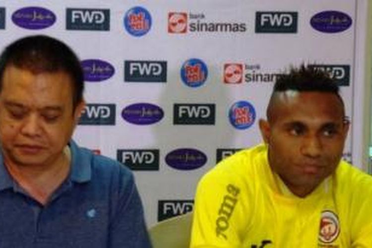 Manajer Sriwijaya FC, Robert Herri, dan striker Titus Bonai saat jumpa pers, Sabtu (17/10/2015). 