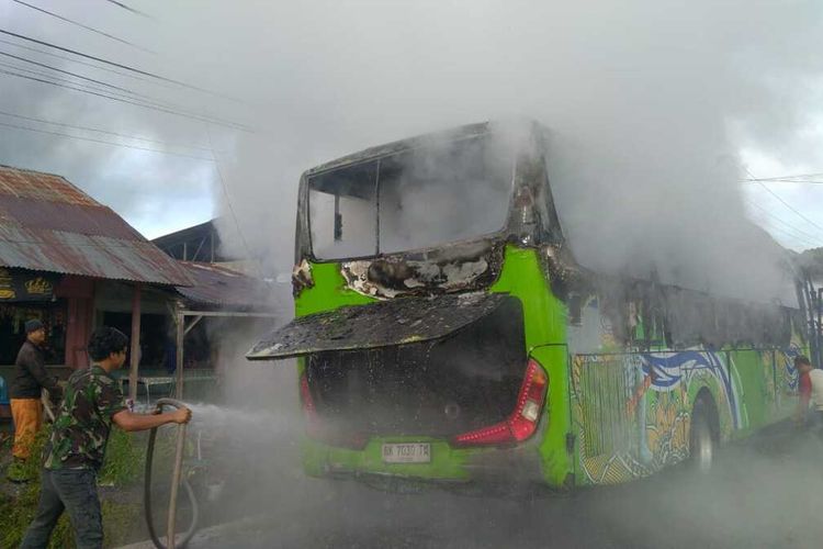 Foto: Kondisi Bus Pariwisata yang membawa pelajar terbakar di Jalan Besar Tigarunggu-Saribudolok, Kabupaten Simalungun, Rabu 17 April 2024. (DOKUMENTASI: Polres Simalungun)