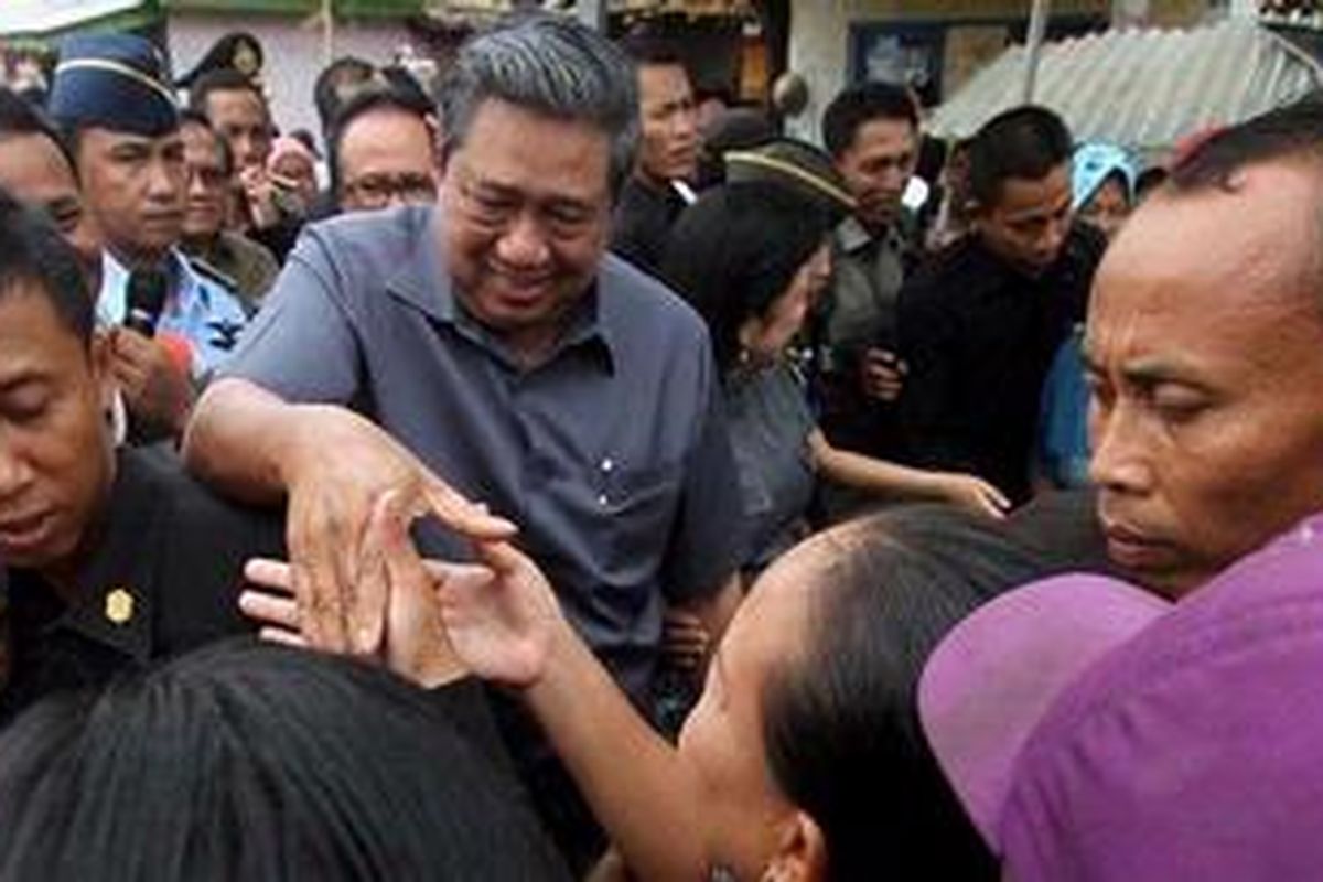 Presiden RI Susilo Bambang Yudhoyono disambut warga saat berkunjung ke Perkampungan Nelayan, Desa Tanjung Pasir, Kecamatan Teluk Naga, Kabupaten Tanggerang, Jumat (4/1/2012). Dalam kunjungannya Presiden memperhatikan soal infrastruktur penunjang, kesejahteraan, pendidikan, dan ketersediaan bahan bakar bagi nelayan. TRIBUNNEWS/DANY PERMANA
