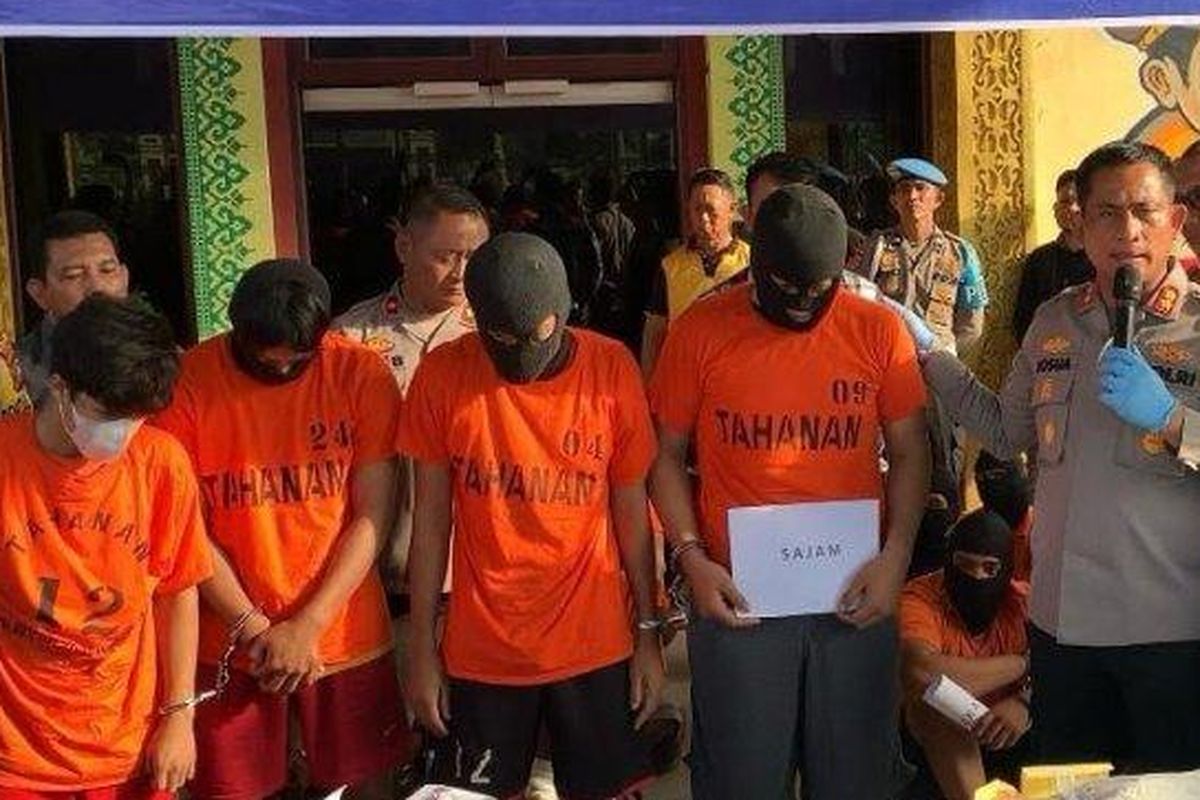 Keempat tersangka kasus penyerangan polisi (berbaju tahanan) saat diperlihatkan dalam konferensi pers di Medan, Sumatera Utara, Minggu (19/11/2023).
